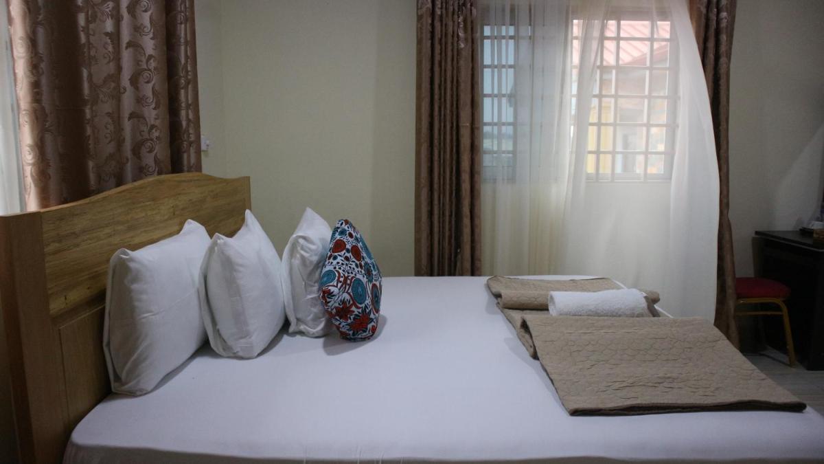 Crystal Premier Hotel - Housity