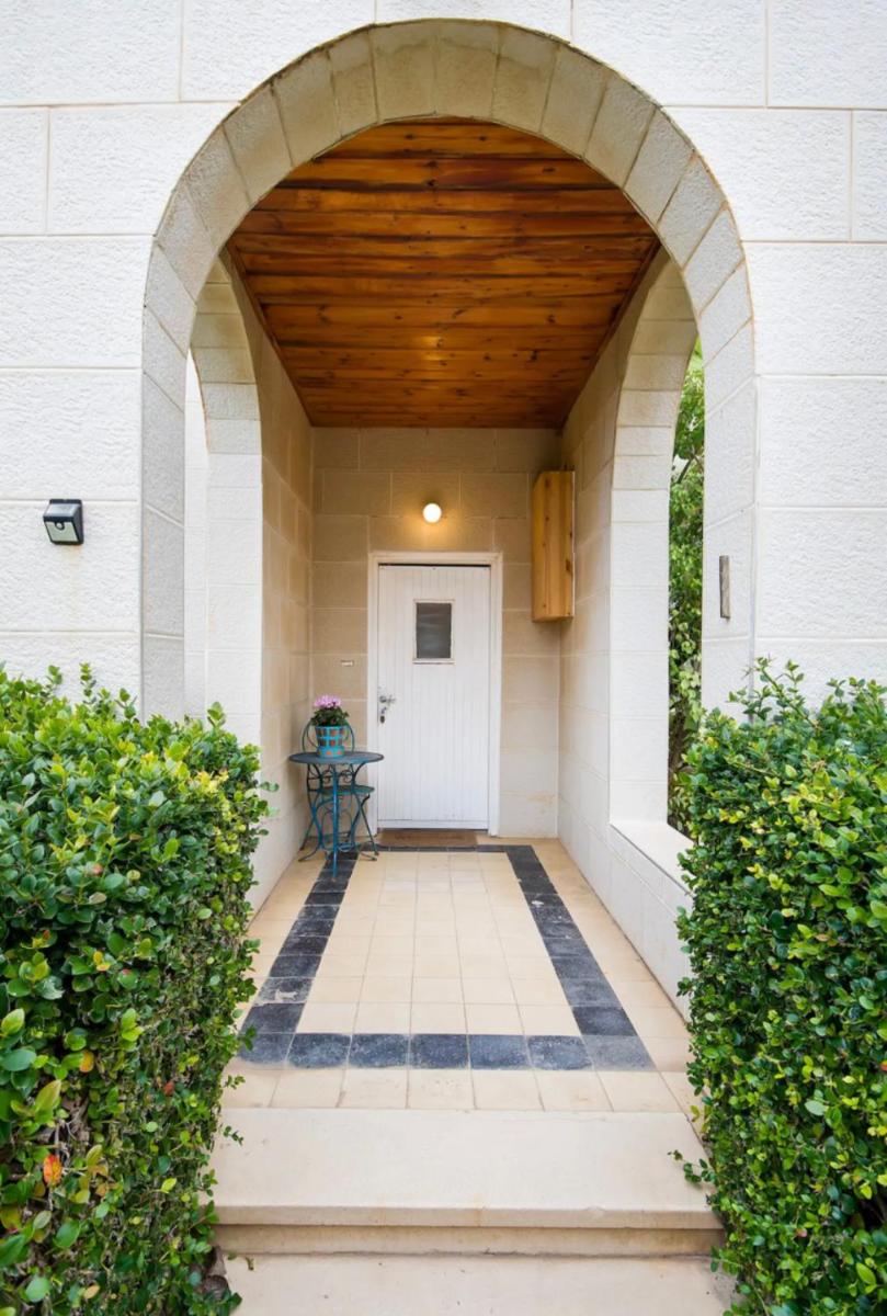 Beach Front Villa - Housity