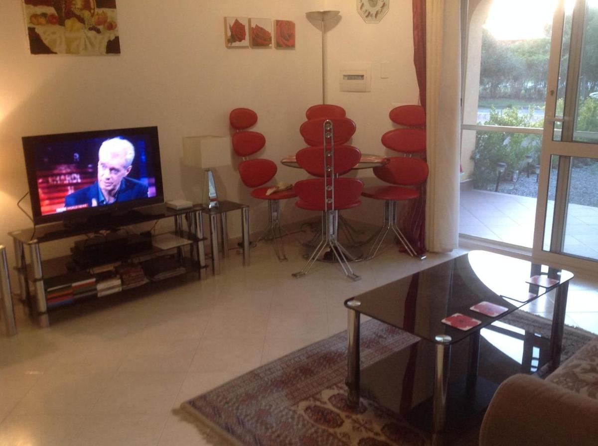 Stunning Studio holiday apartment for 23 on resort, close to beach with 2 pools - Housity