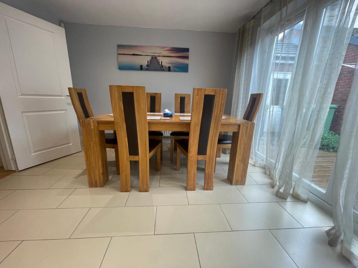 Holiday Home In Cardiff, Sleeps 8 - Housity