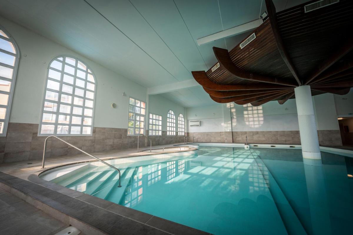 Piscine de l'établissement Côté Thalasso Hôtel & Spa Marin ou située à proximité