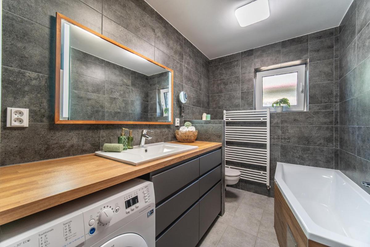 Holiday House Adonis - Housity