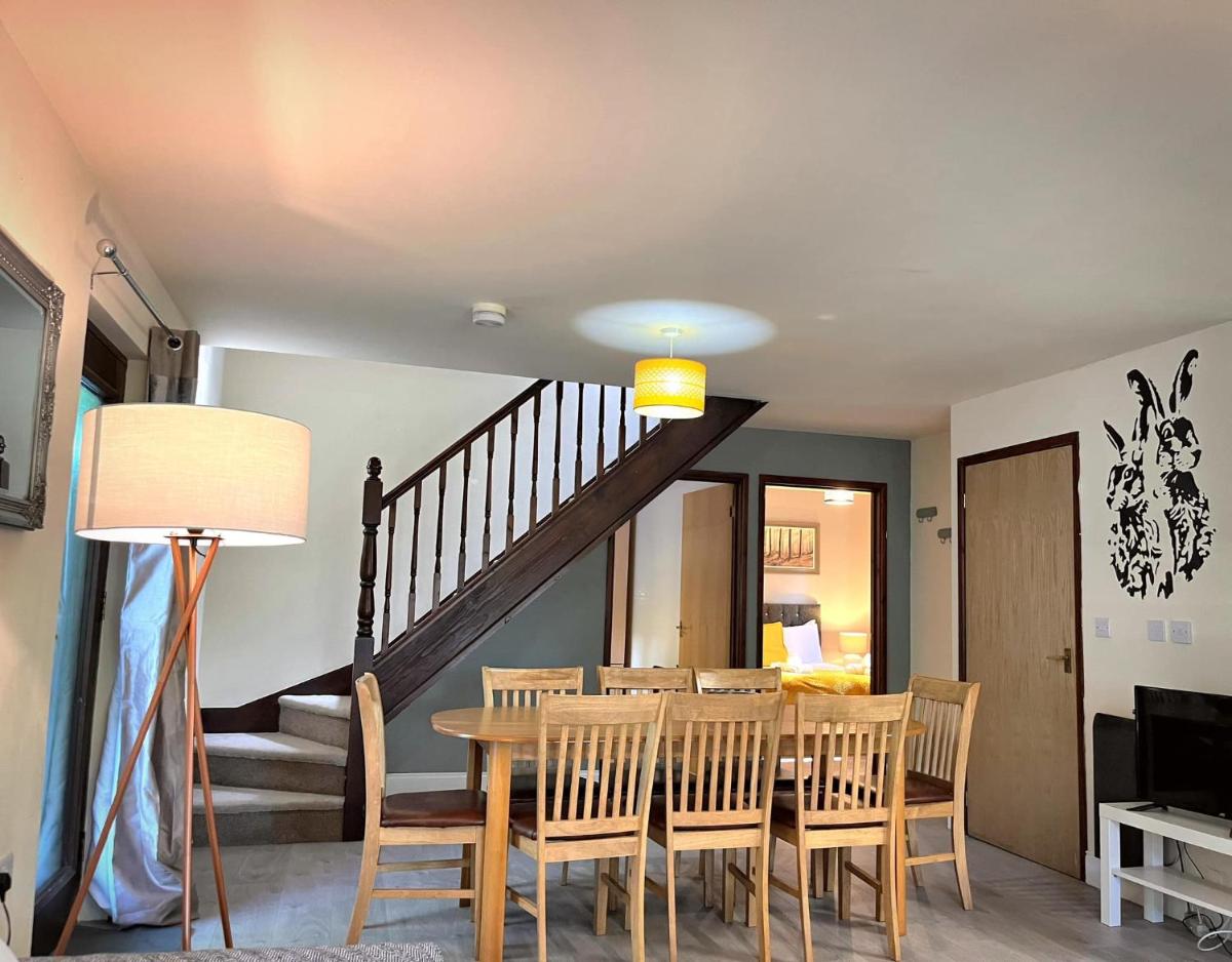 PrancingHare Lodge-Woodland Lodges-Pembrokshire - Housity