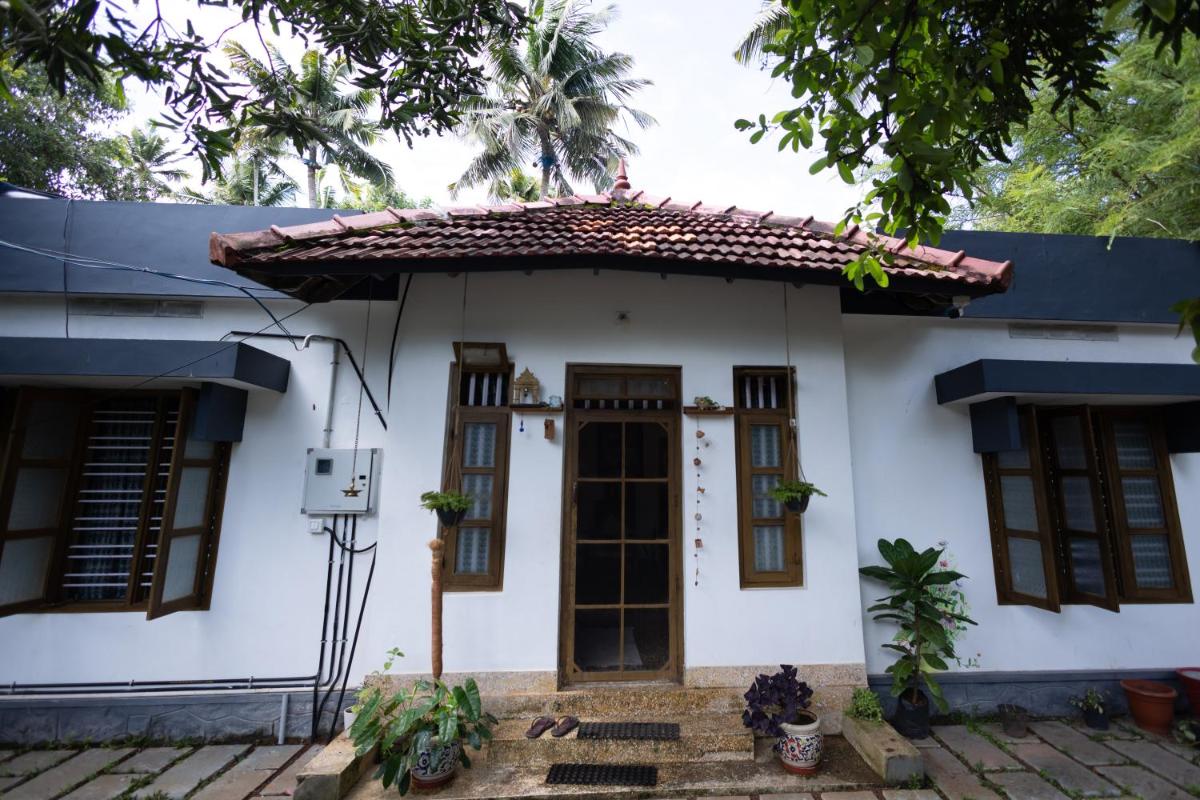 Happy Turtles Homestay cozy room for 2 people - Housity