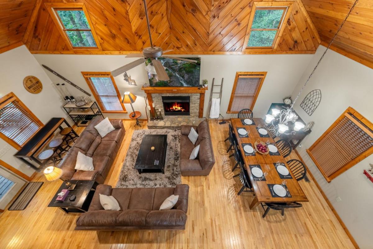 DeerWoodsLodge DOT com-Ellijay Coosawattee River-Sleeps 16-ARCADE-Hot Tub-Fire Pit-Winery's - Housity