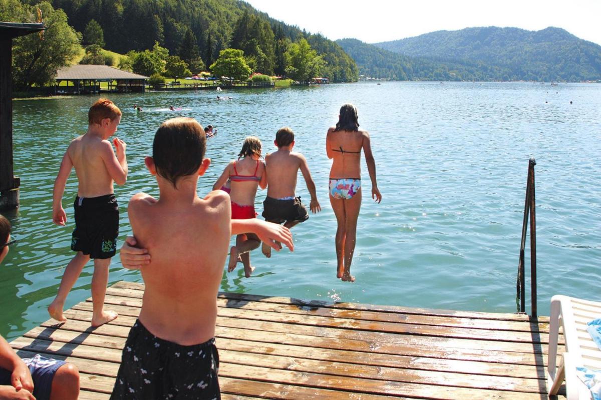 Sunny holiday apartment with balcony on Klopeinersee with private beach - Housity