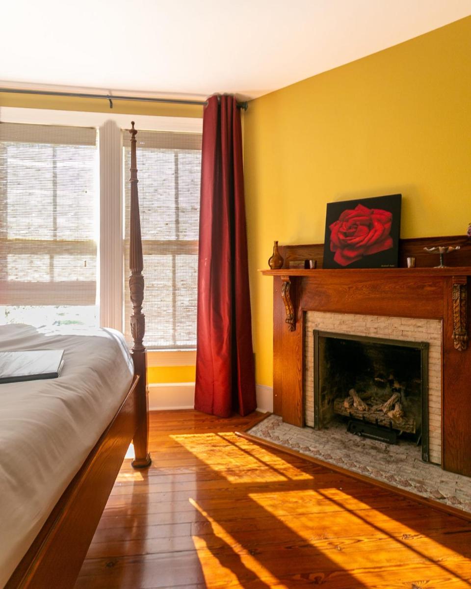 Inspiration Room at Camellia Rose Inn Downtown - Housity
