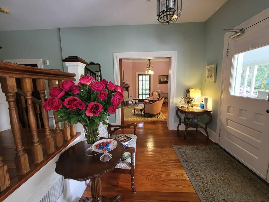 Inspiration Room at Camellia Rose Inn Downtown - Housity