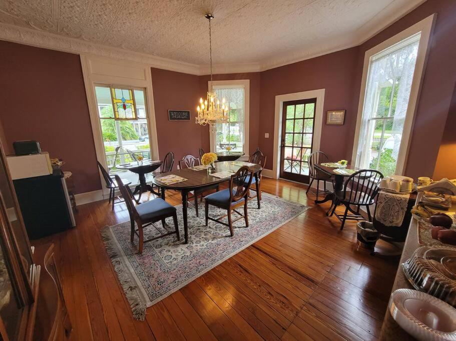 Inspiration Room at Camellia Rose Inn Downtown - Housity