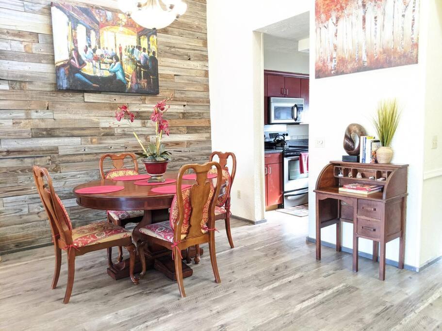 Corner Lake Getaway - Housity