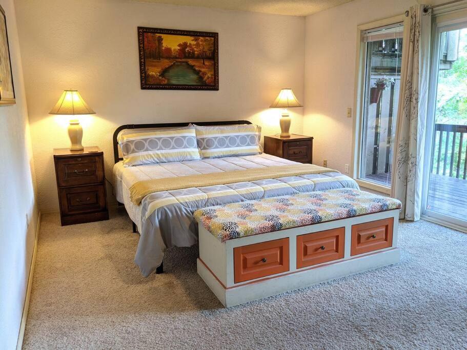 Corner Lake Getaway - Housity