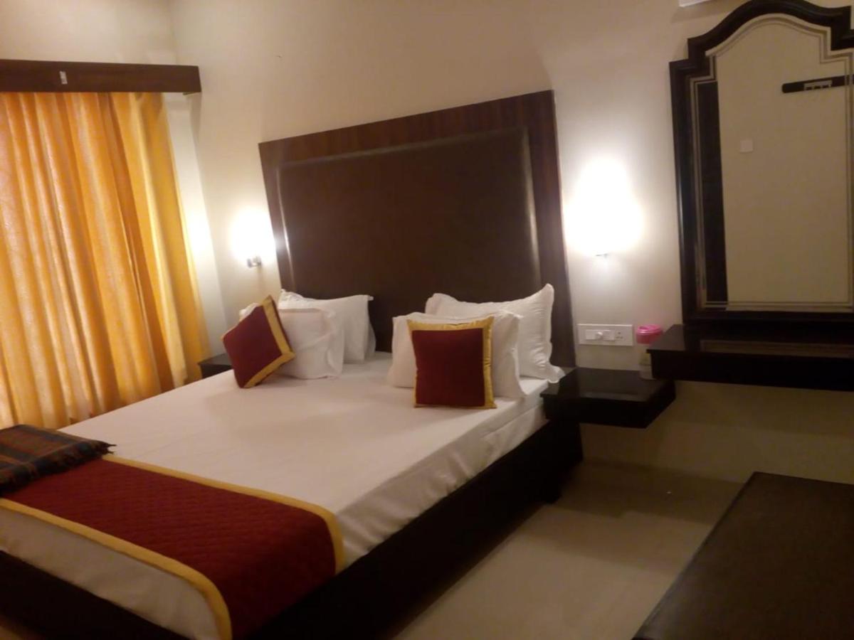 New Hotel Sri Devi - Housity