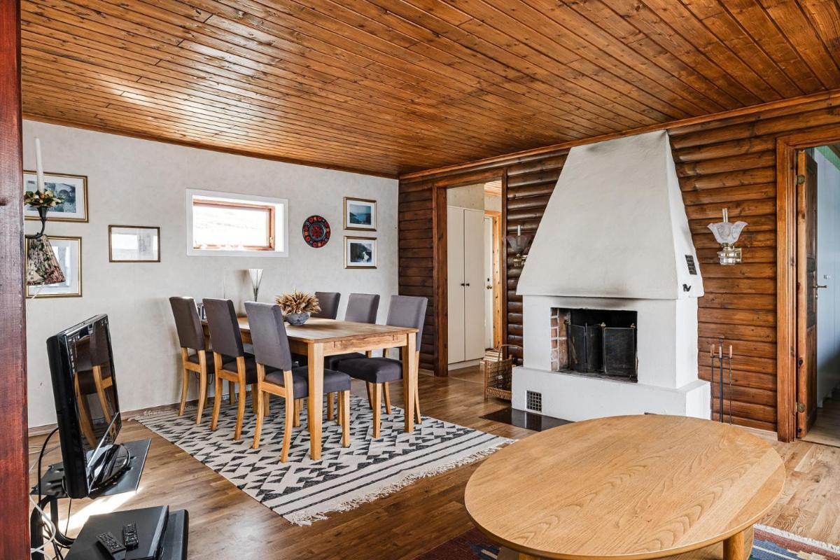Cottage with its own sandy beach near Vimmerby - Housity