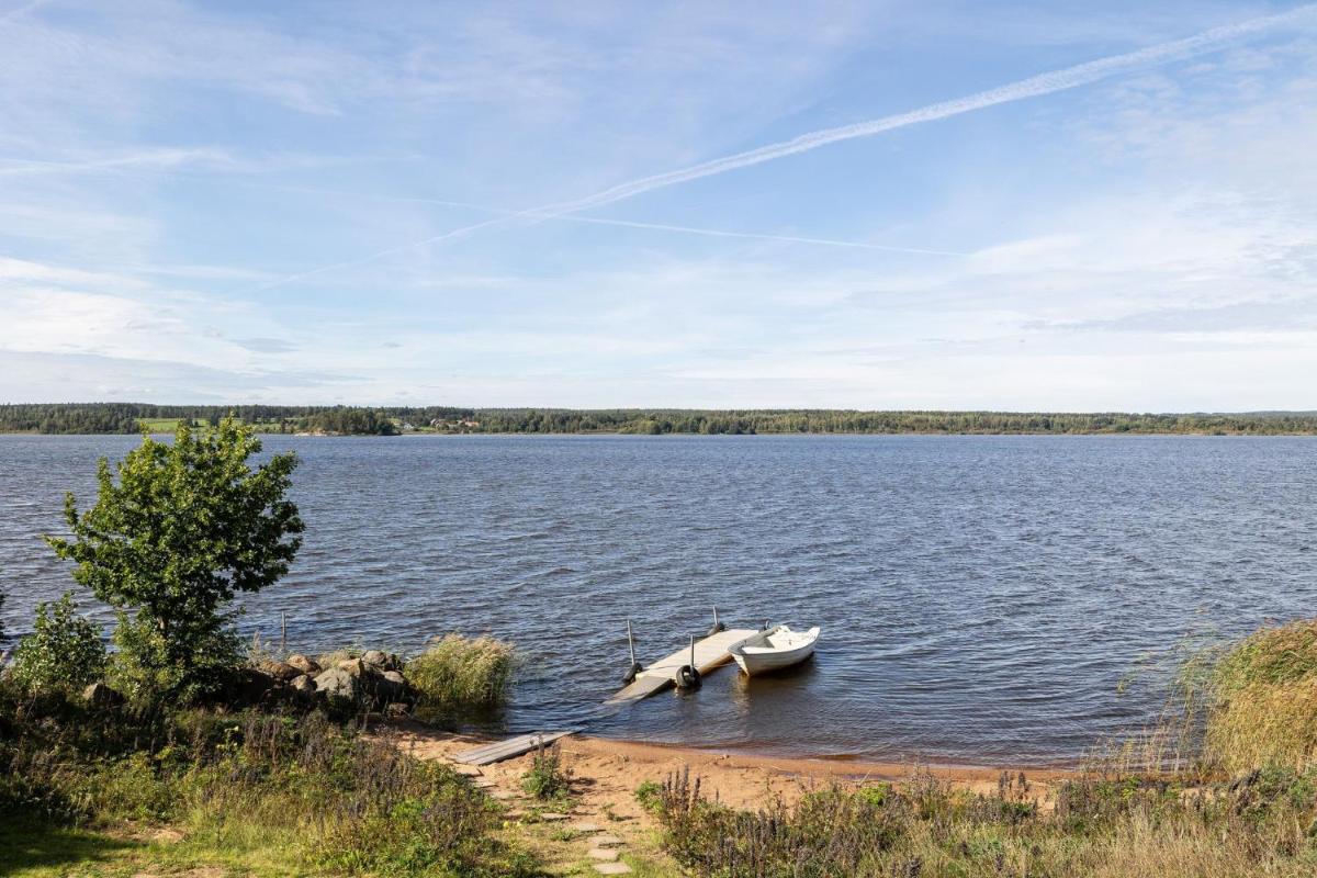 Suitetrails - Cottage with its own sandy beach near Vimmerby