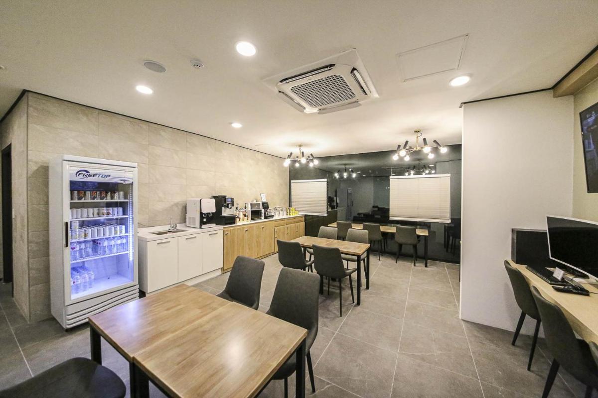 Aden Hotel - Housity