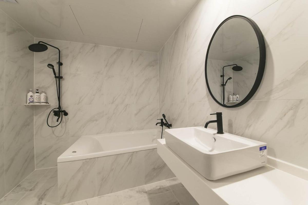 Aden Hotel - Housity