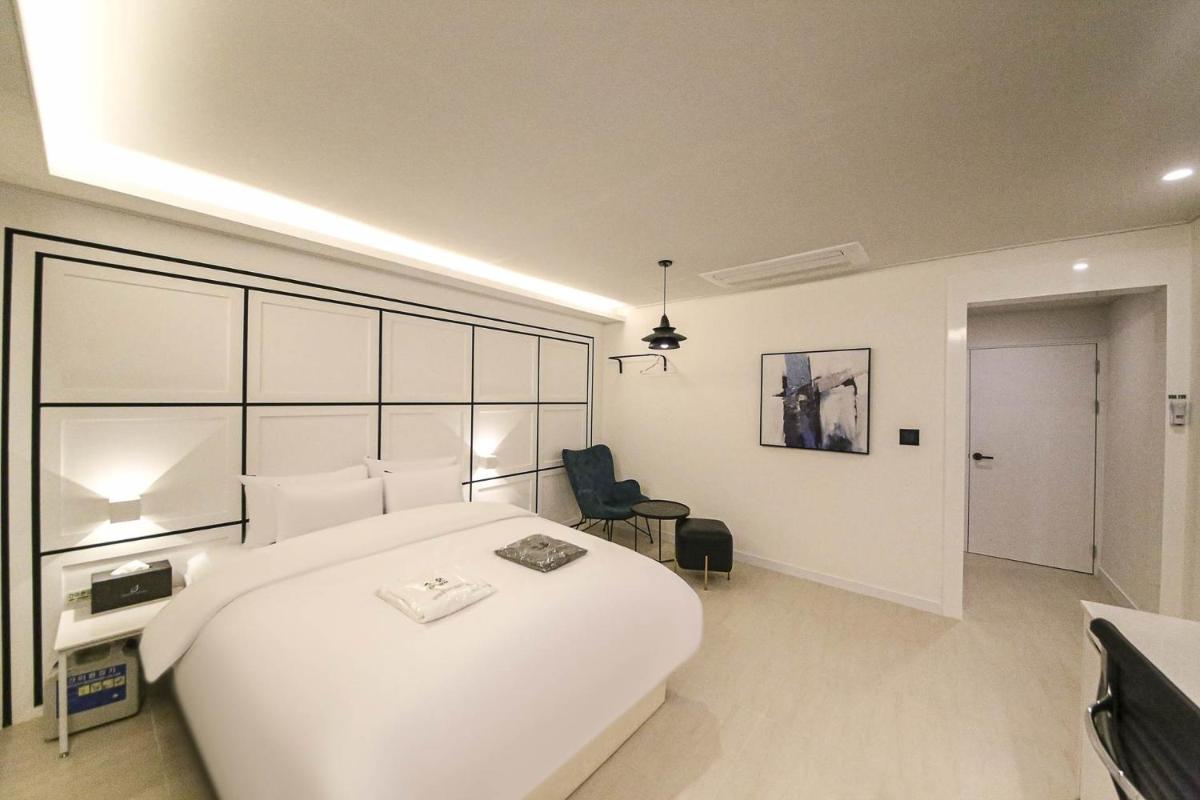 Aden Hotel - Housity