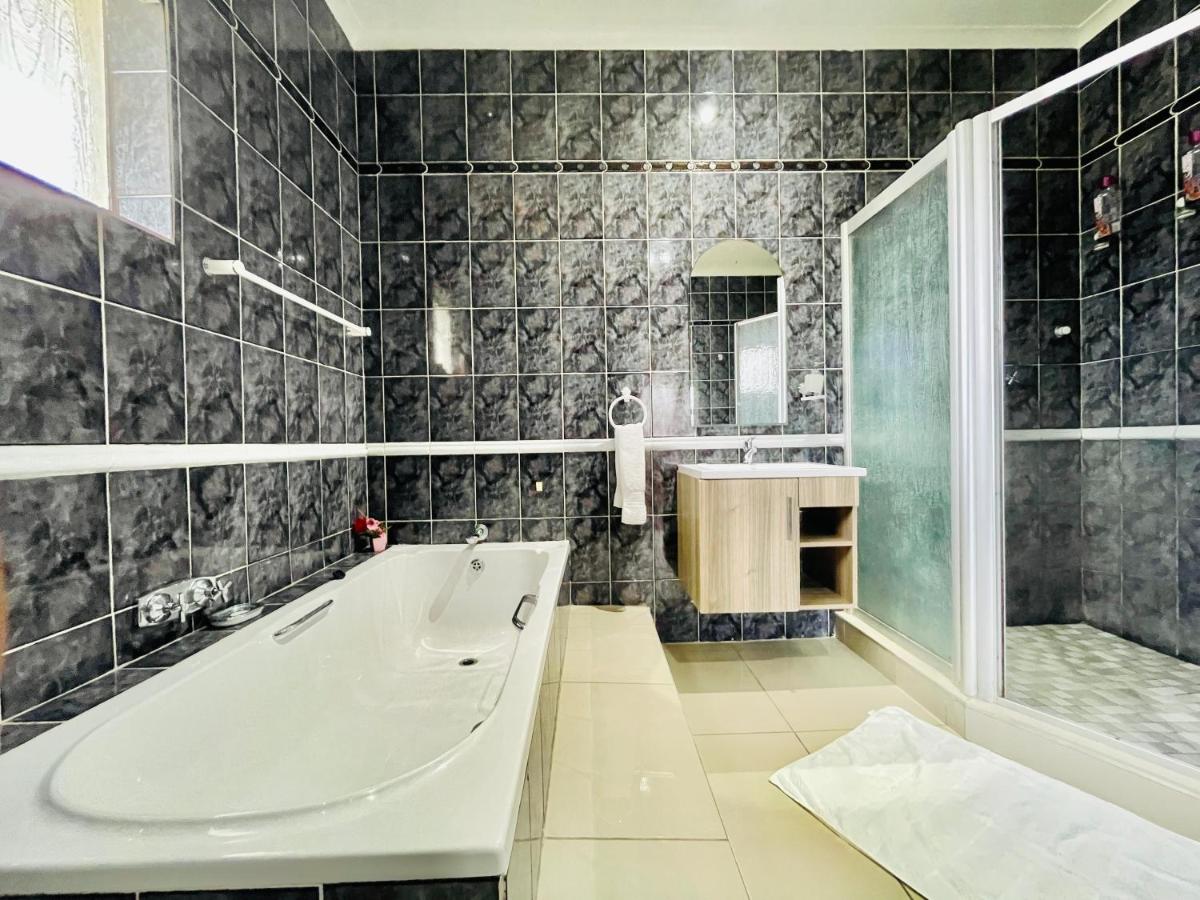 Entire House in Beacon Bay - Family or Group Retreat - Swimming Pool - Multiple Braais - Housity