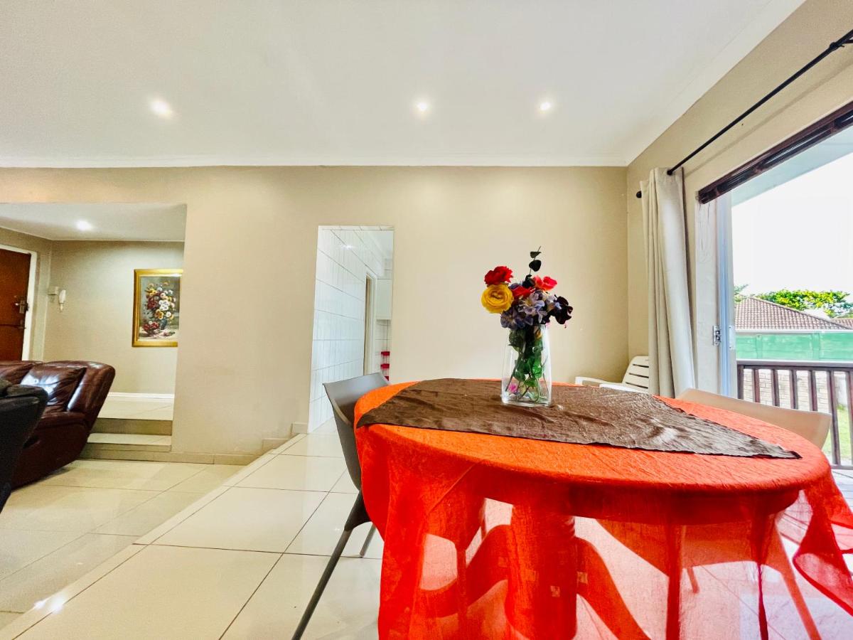Entire House in Beacon Bay - Family or Group Retreat - Swimming Pool - Multiple Braais - Housity