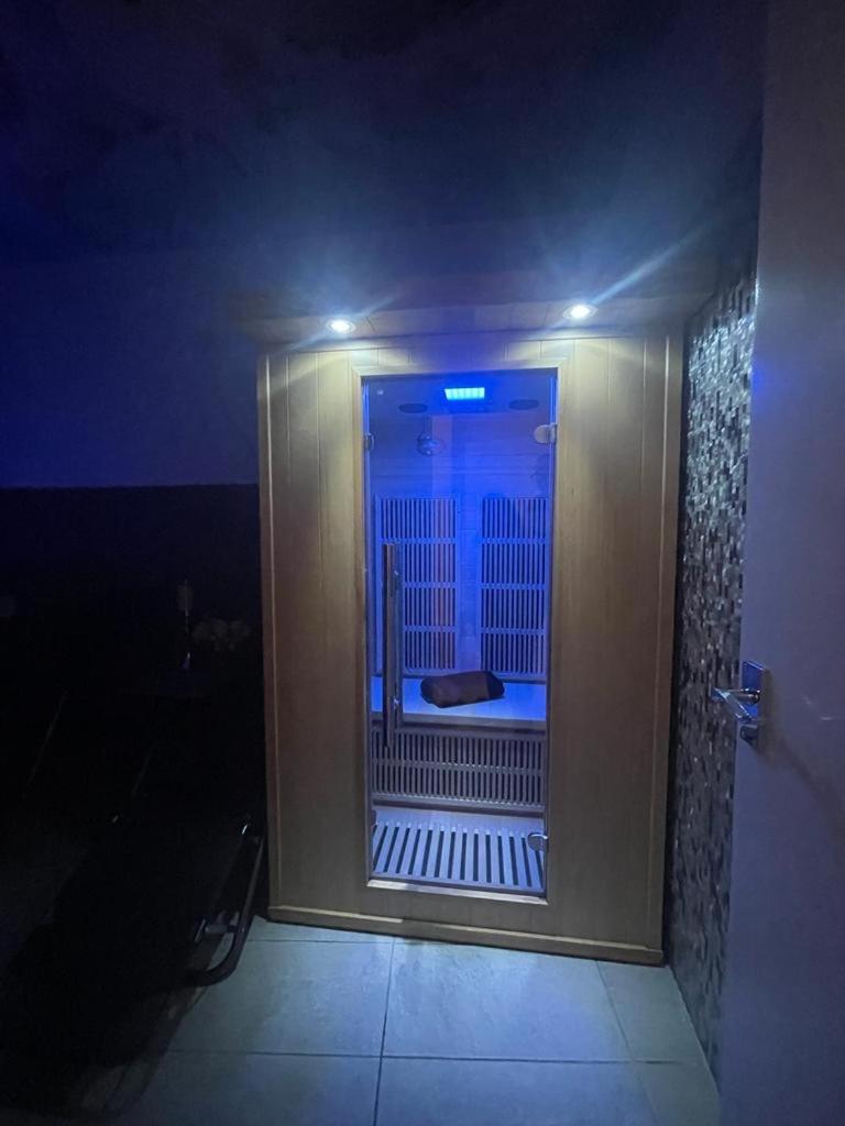 London Luxury Apartment with Private Jacuzzi Hot tub & Sauna - Housity