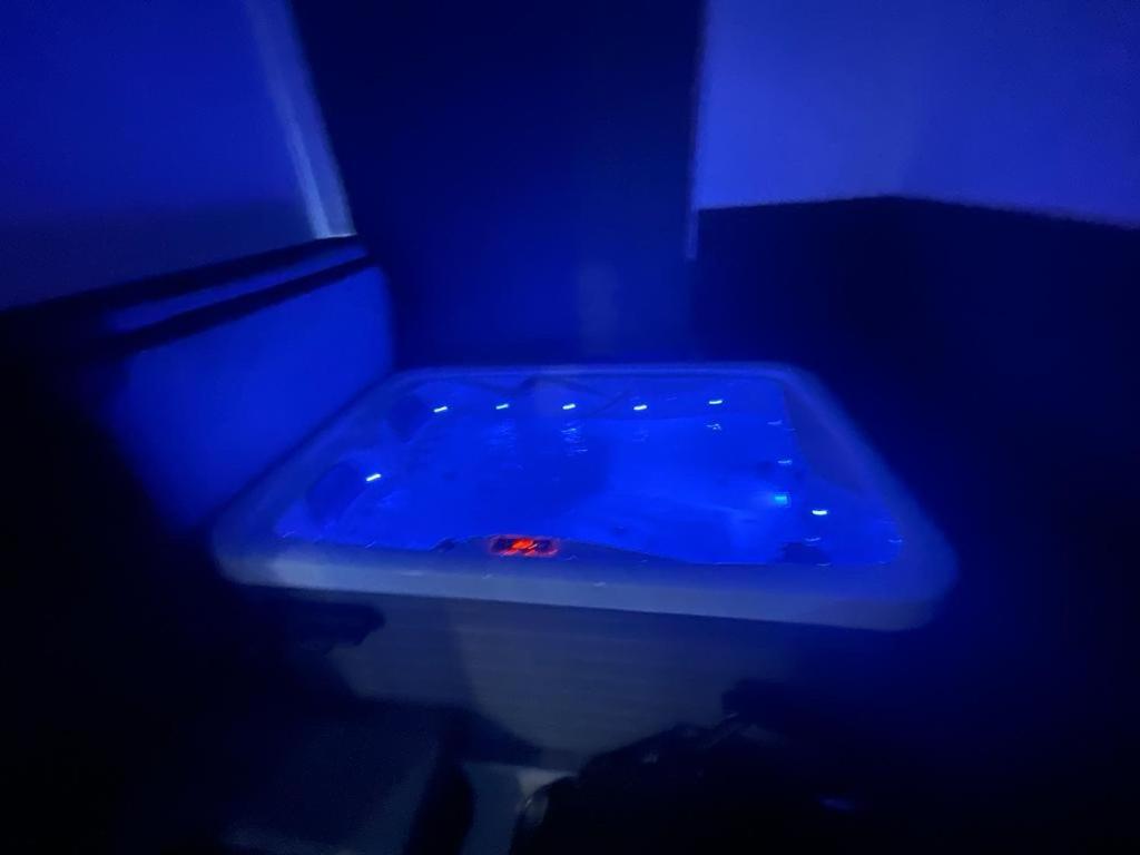 London Luxury Apartment with Private Jacuzzi Hot tub & Sauna - Housity