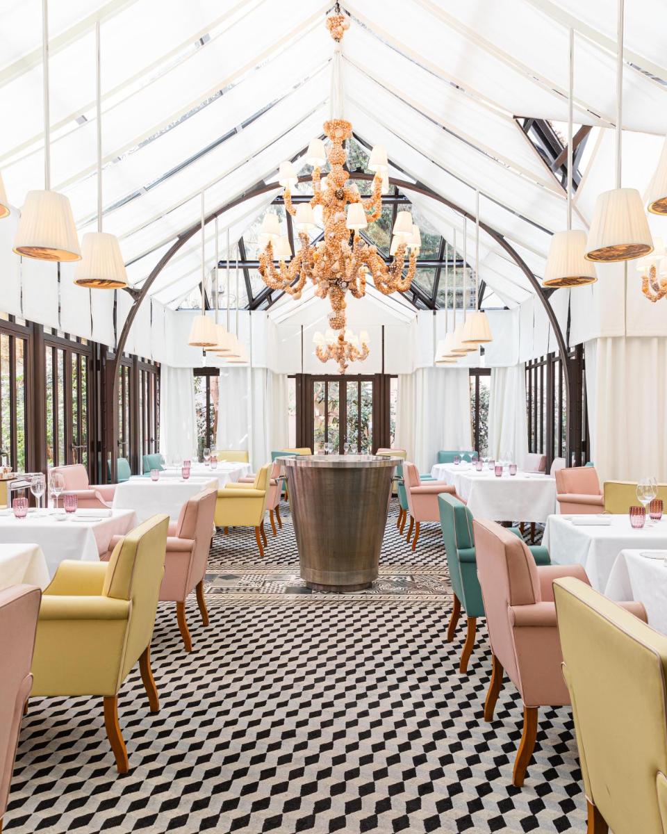 Restaurant ou autre lieu de restauration dans l'établissement Hôtel Le Royal Monceau Raffles Paris