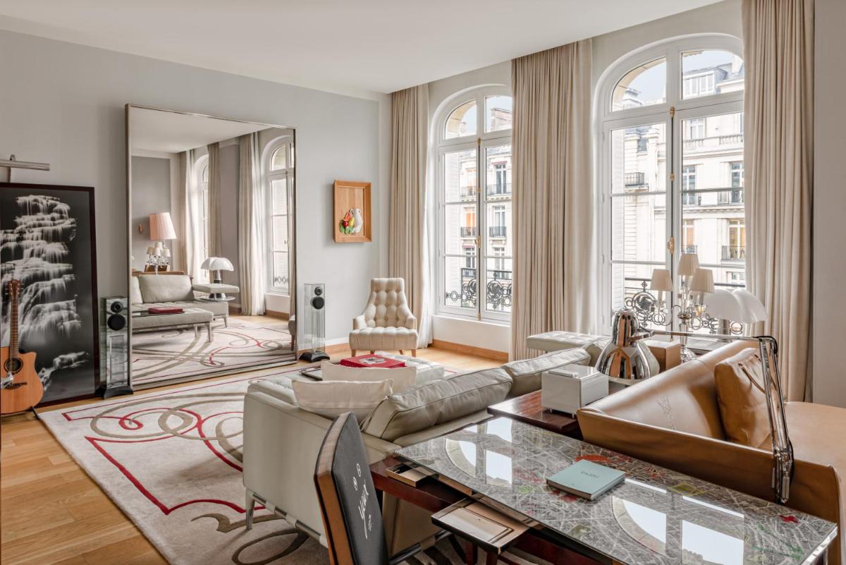 Coin salon dans l'établissement Hôtel Le Royal Monceau Raffles Paris