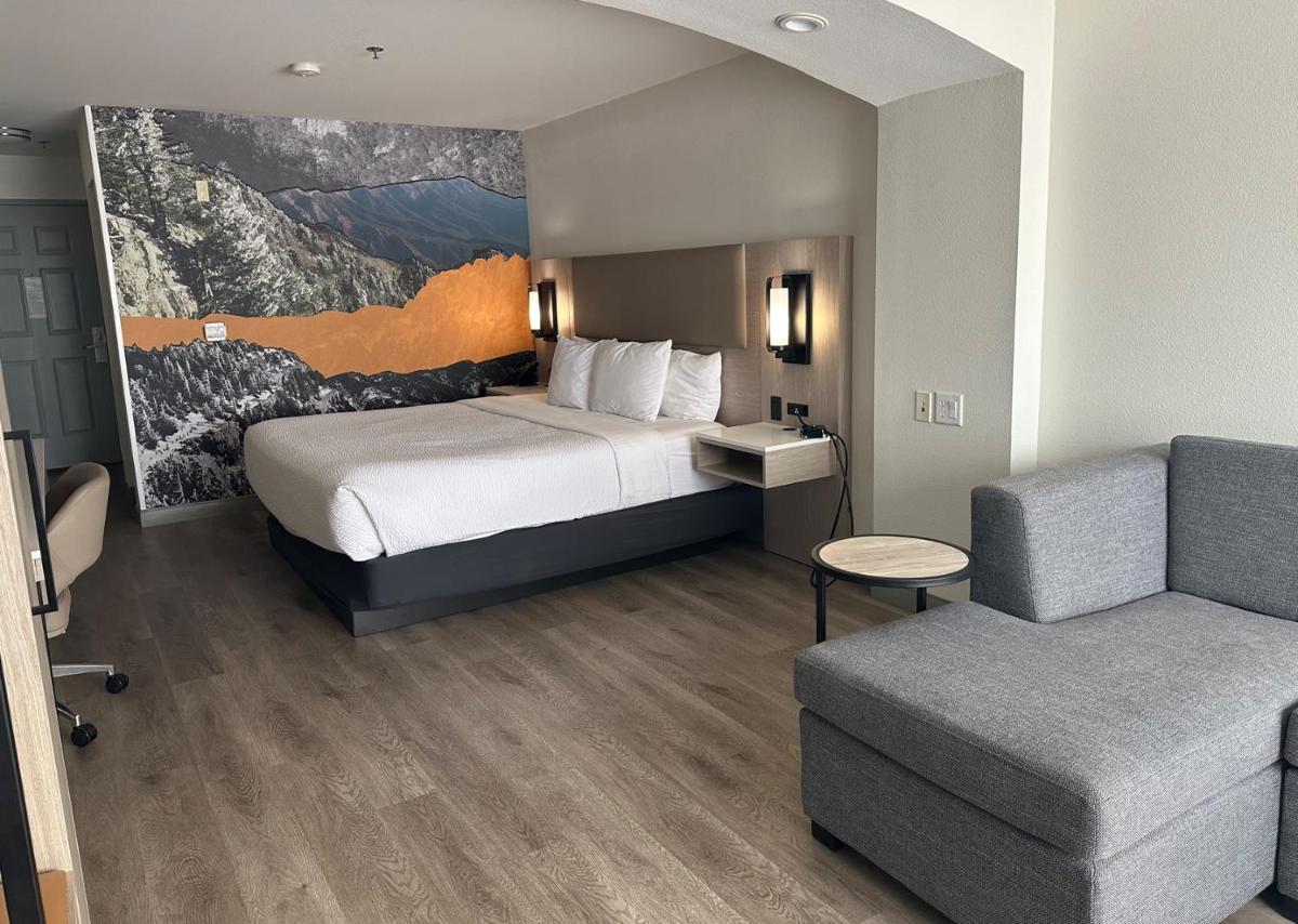 La Quinta Inn & Suites by Wyndham Albuquerque Midtown - Housity