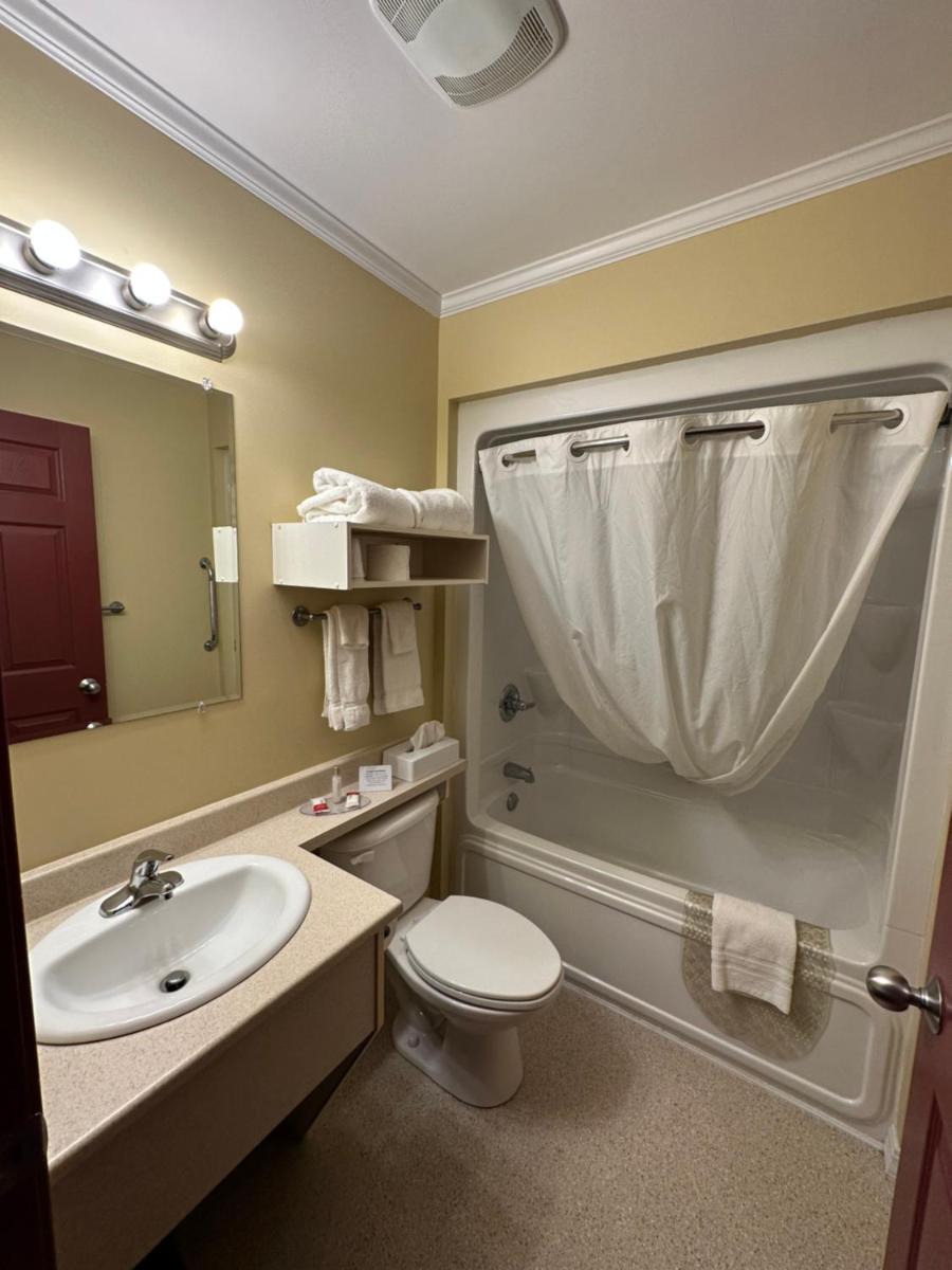 Travellers Inn Fredericton NB - Housity