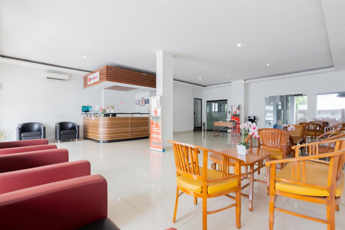RedDoorz Plus near Living Plaza Jababeka - Housity