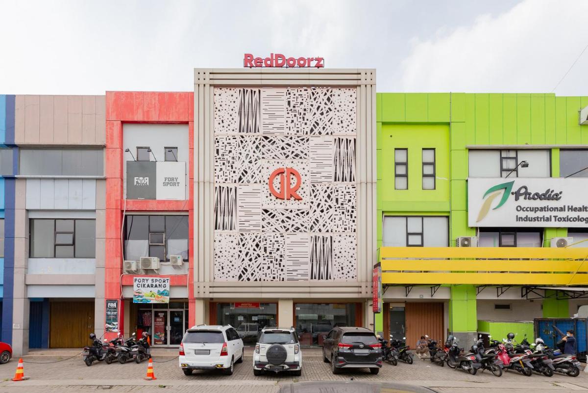 RedDoorz Plus near Living Plaza Jababeka - Housity