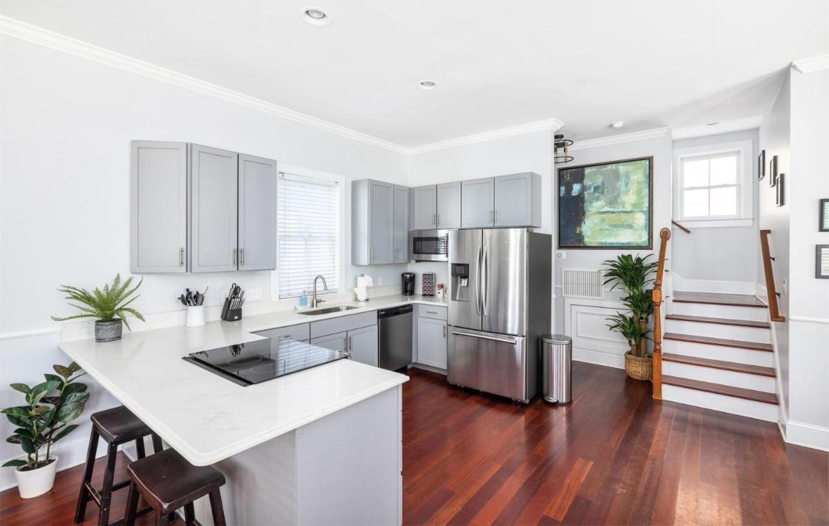 Rooftop Deck with Parking - 3 Blocks to KING - Housity