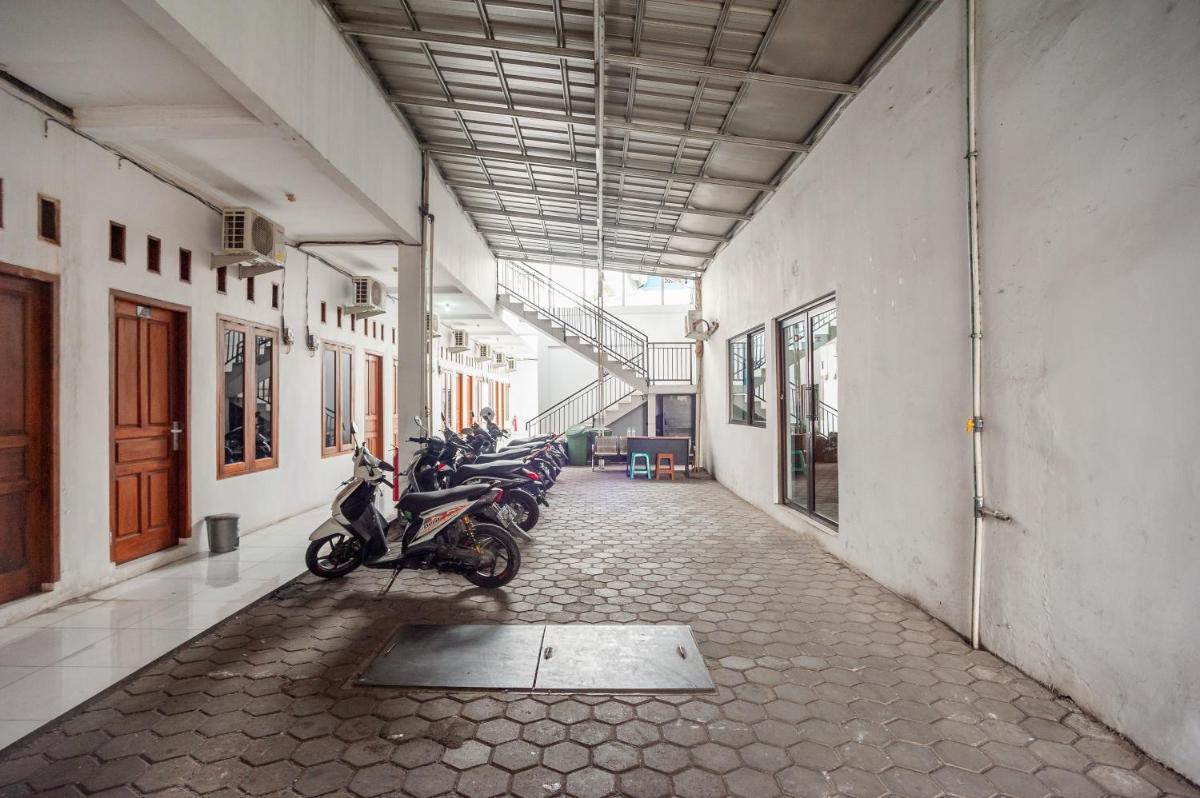 RedDoorz Syariah near Jatisampurna Hospital - Housity