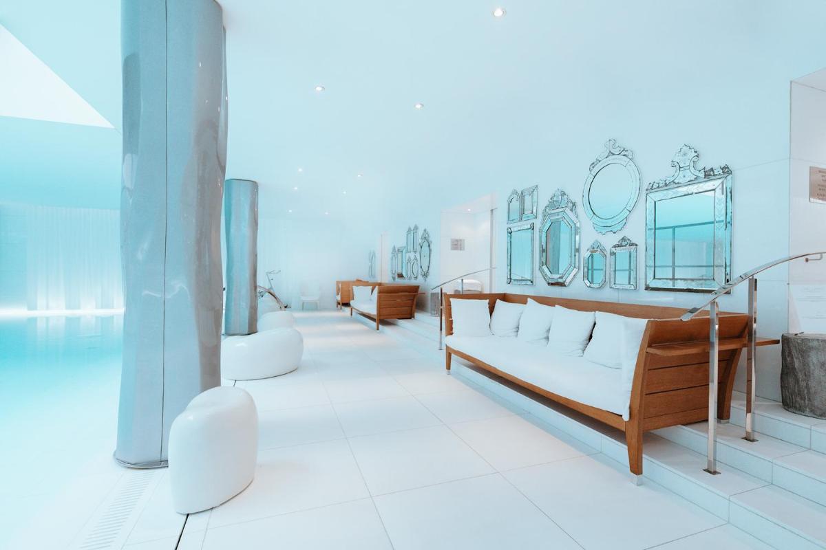 Coin salon dans l'établissement Hôtel Le Royal Monceau Raffles Paris