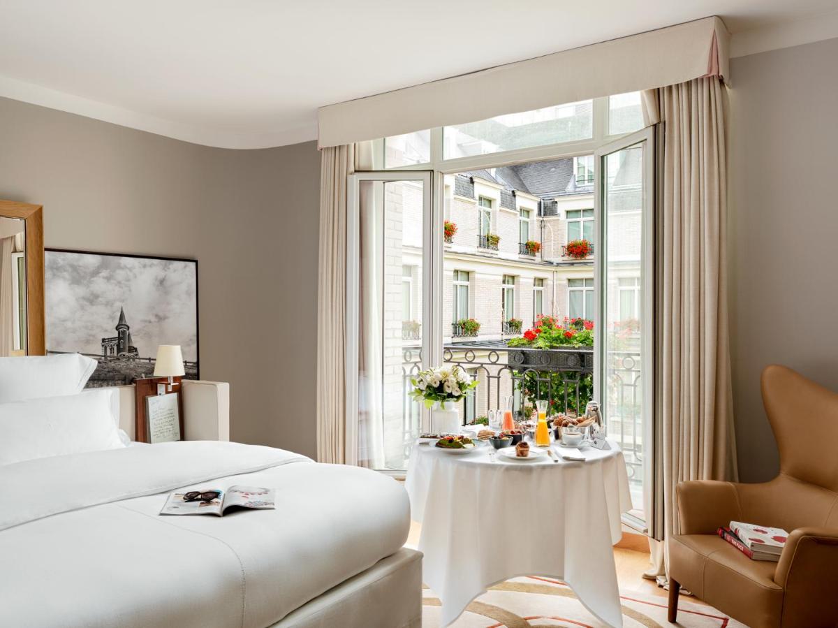 Un ou plusieurs lits dans un hébergement de l'établissement Hôtel Le Royal Monceau Raffles Paris
