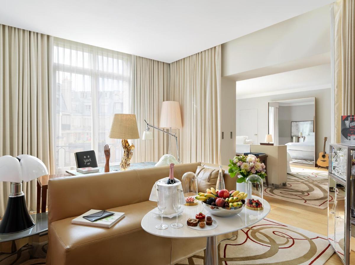 Coin salon dans l'établissement Hôtel Le Royal Monceau Raffles Paris