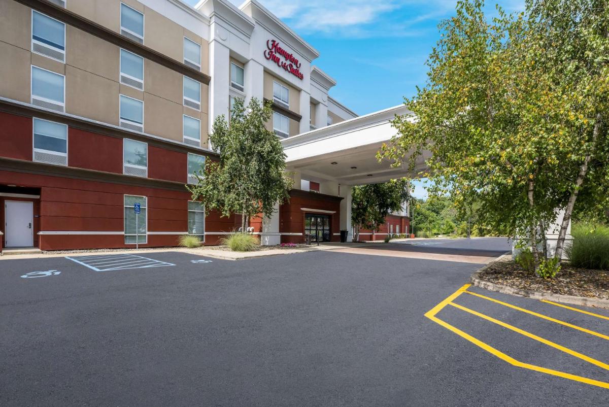 Hampton Inn & Suites Poughkeepsie - Housity