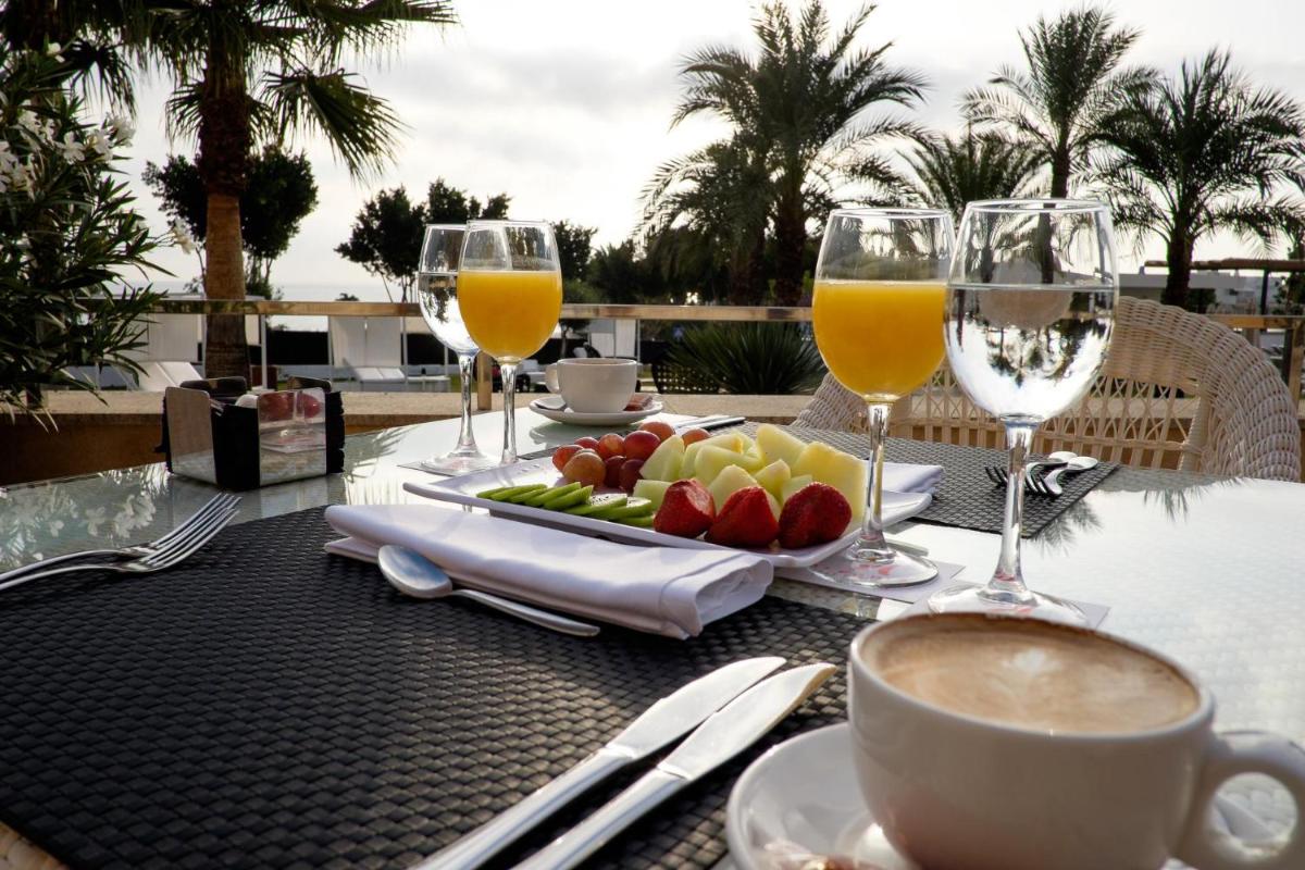 Comida en o cerca de este hotel
