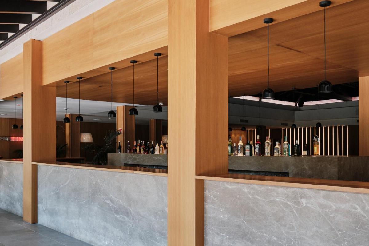 El salón o zona de bar de Prinsotel La Dorada & Spa