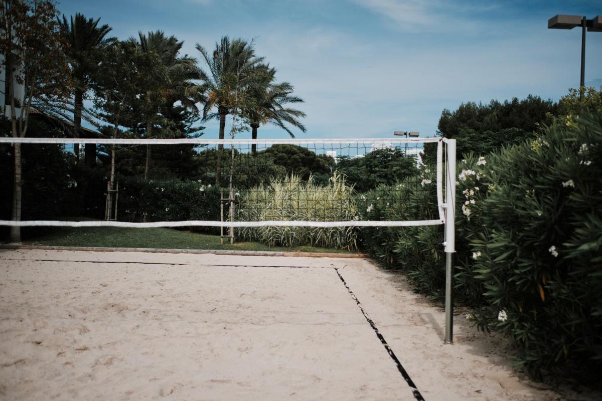 Instalaciones para jugar a tenis o squash en Prinsotel La Dorada & Spa o alrededores