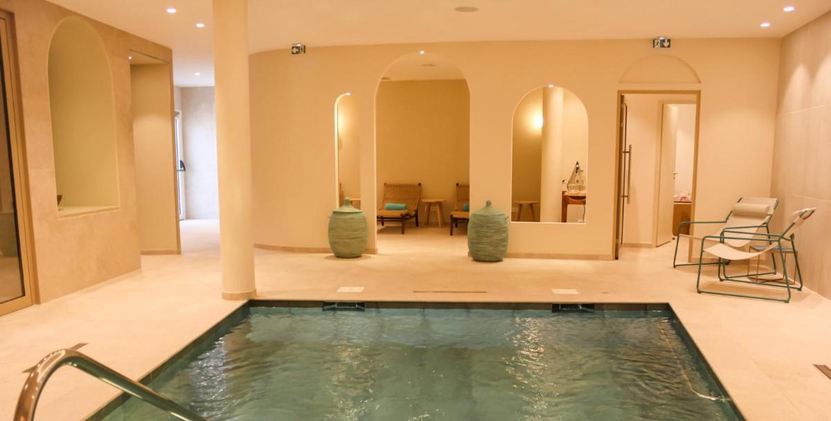 Piscine de l'établissement Hôtel Golf & Spa Château de la Bégude The Originals Collection ou située à proximité