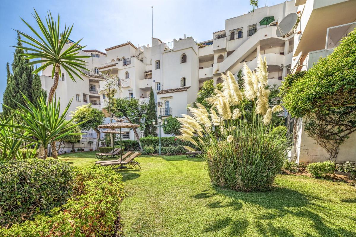 un jardín frente a un gran edificio en Royal Oasis Club at Pueblo Quinta, en Benalmádena