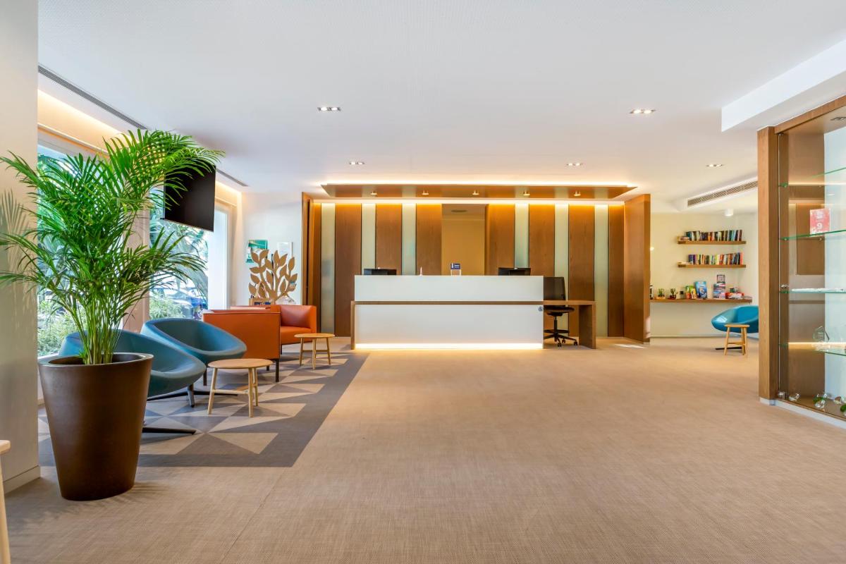 vestíbulo de oficina con sillas y recepción en Royal Oasis Club at Pueblo Quinta, en Benalmádena