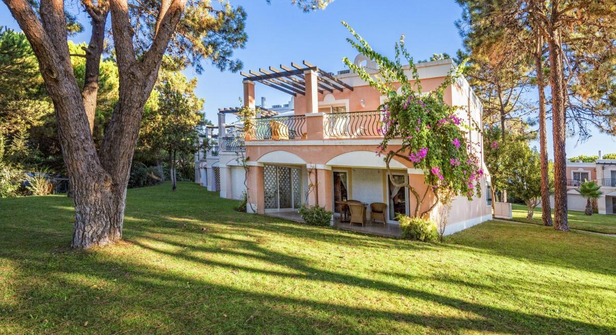 Um jardim no exterior de Vilar do Golf
