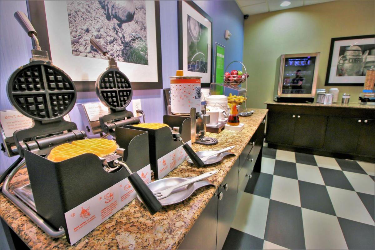 Hampton Inn & Suites Flowery Branch - Housity