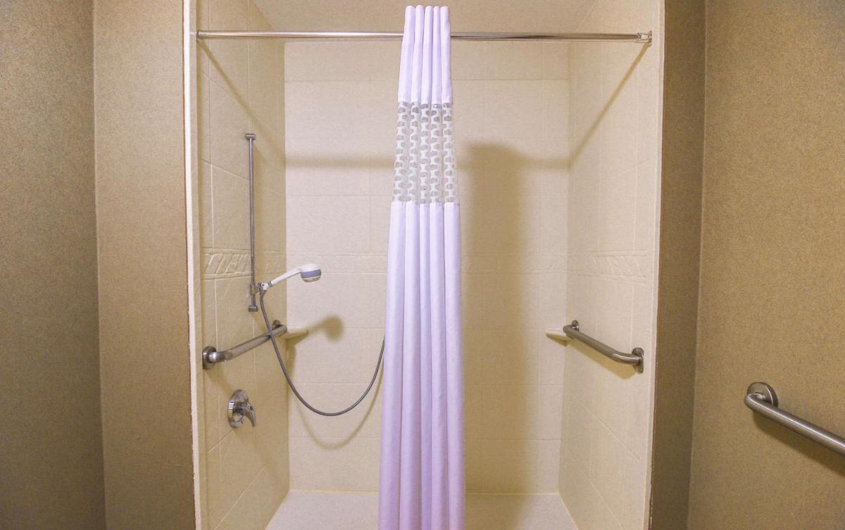 Hampton Inn & Suites Flowery Branch - Housity
