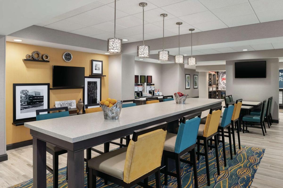 Hampton Inn Champaign Southwest - Housity