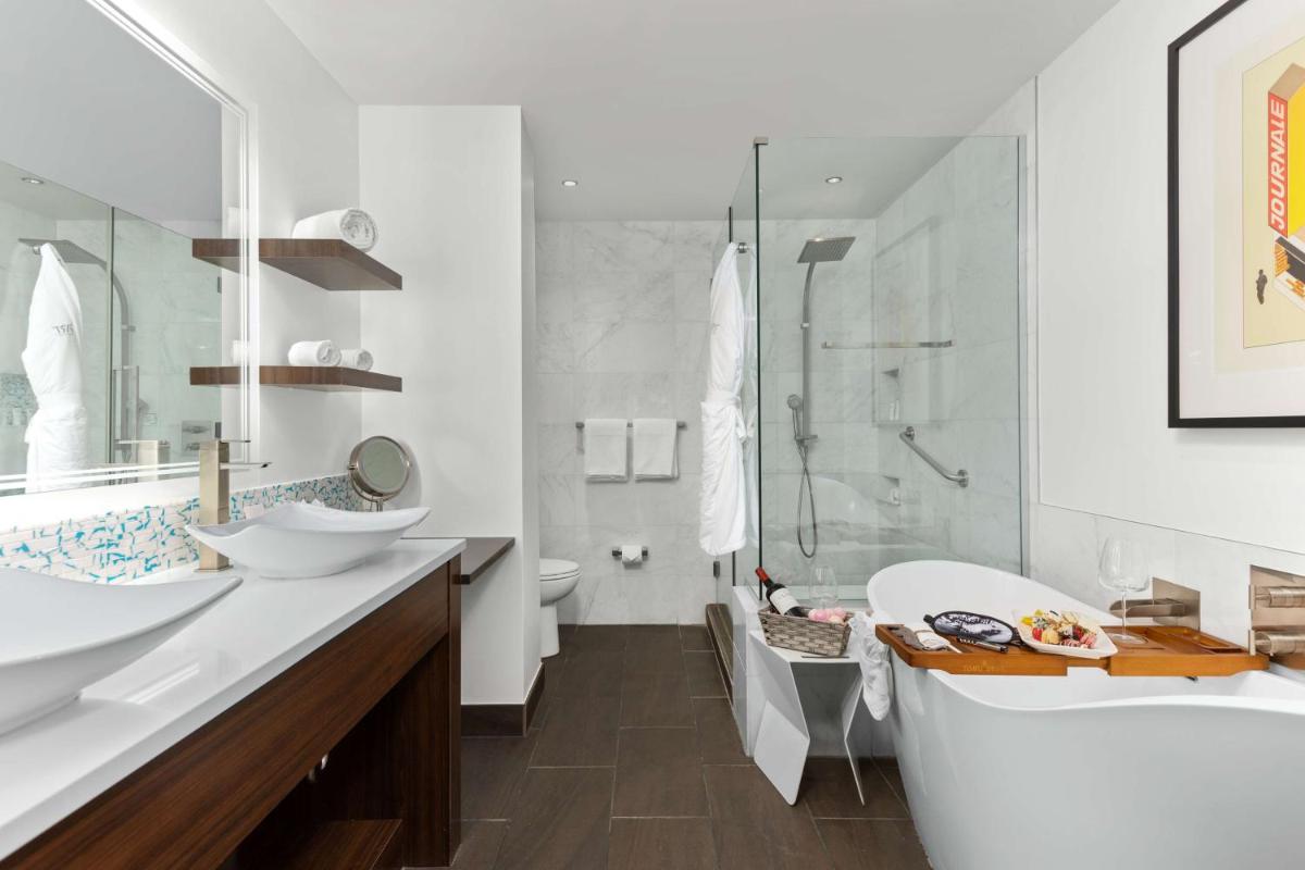 The Art Hotel Denver, Curio Collection by Hilton - Housity