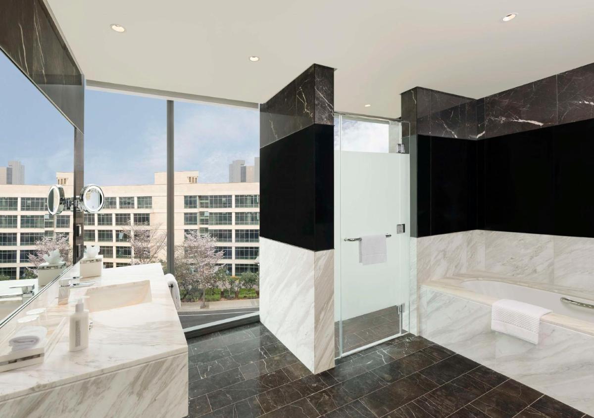 a large bathroom with a tub and a shower at Hilton Bengaluru Embassy Manyata Business Park in Bengaluru