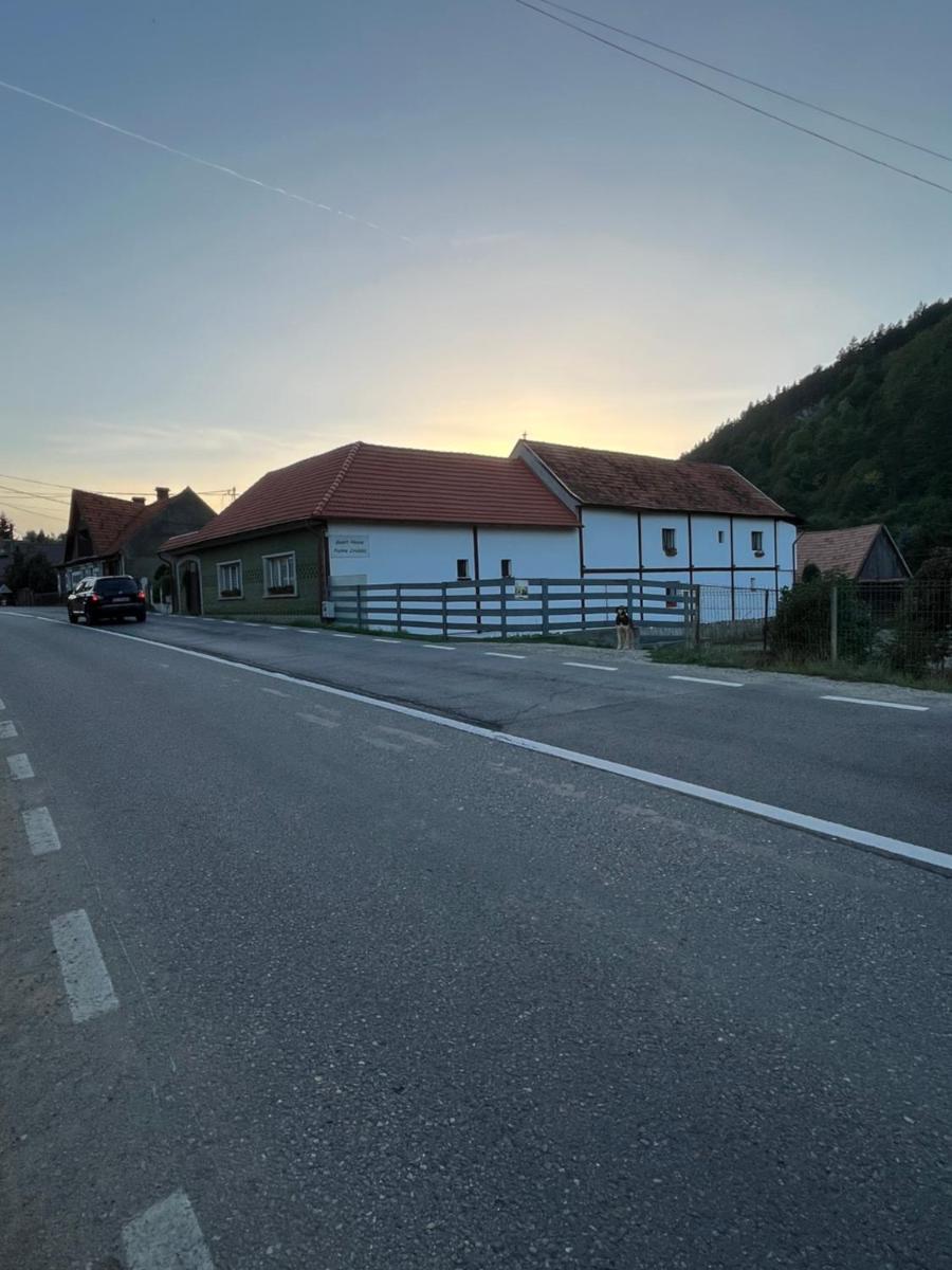 Guest House Piatra Craiului - Housity